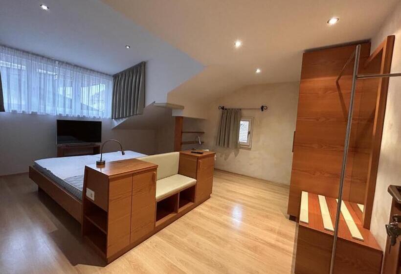 חדר סופריור, Roter Adler