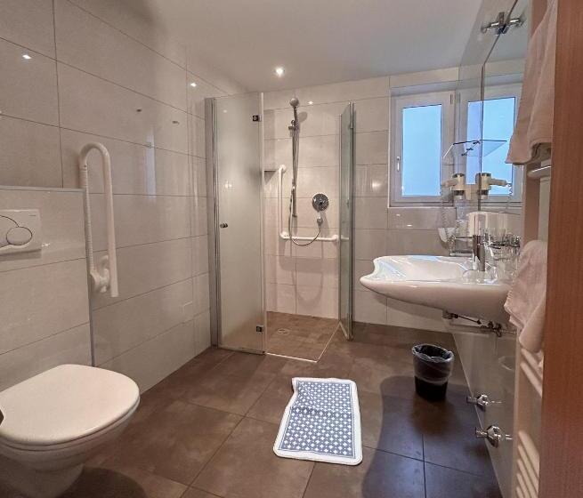 חדר דלוקס, Roter Adler