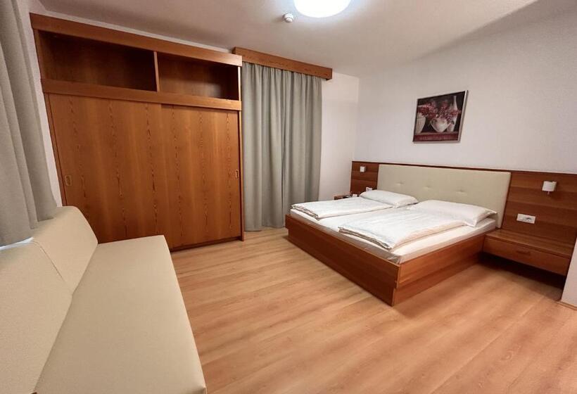 חדר דלוקס, Roter Adler