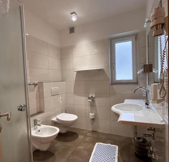 חדר דלוקס, Roter Adler