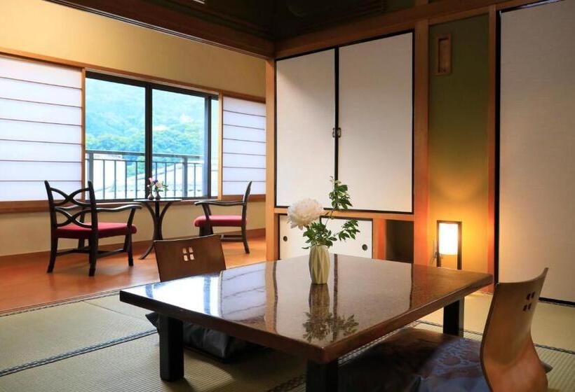 اتاق استاندارد چهار تخته, Yugawara Fuga