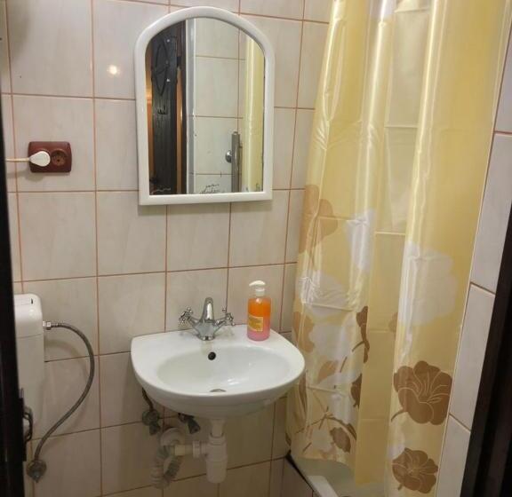 行政三人间, Motel Ararat