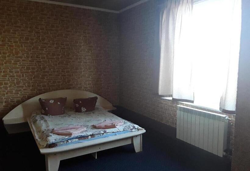 行政三人间, Motel Ararat