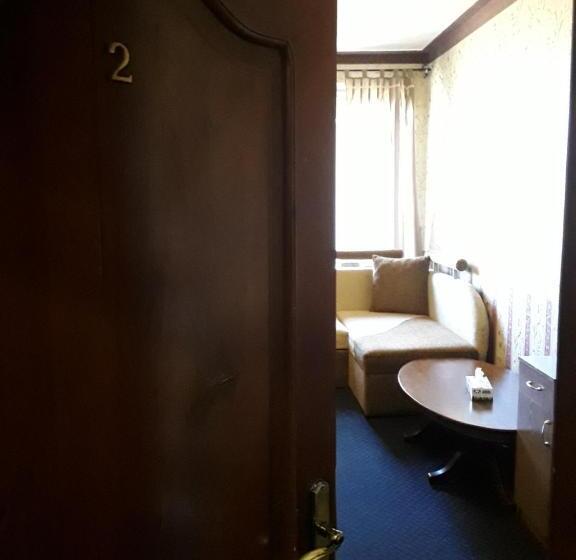 חדר אקזקיוטיב לשלושה, Motel Ararat