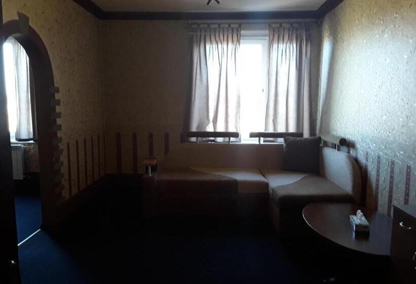 חדר אקזקיוטיב לשלושה, Motel Ararat