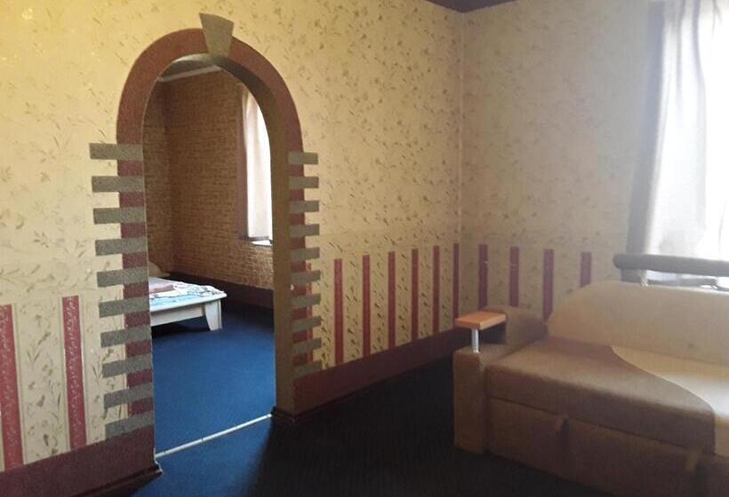 行政三人间, Motel Ararat