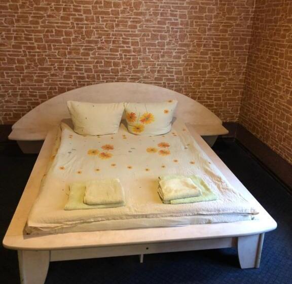 行政三人间, Motel Ararat