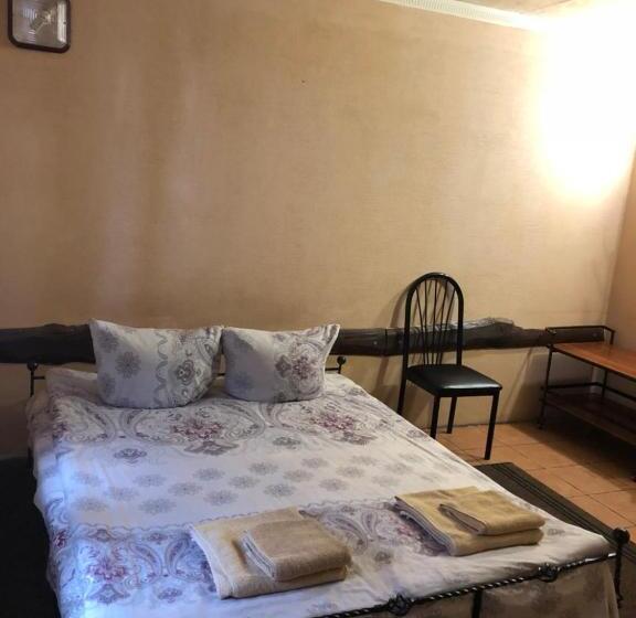 מיטת קינג בסוויטה, Motel Ararat