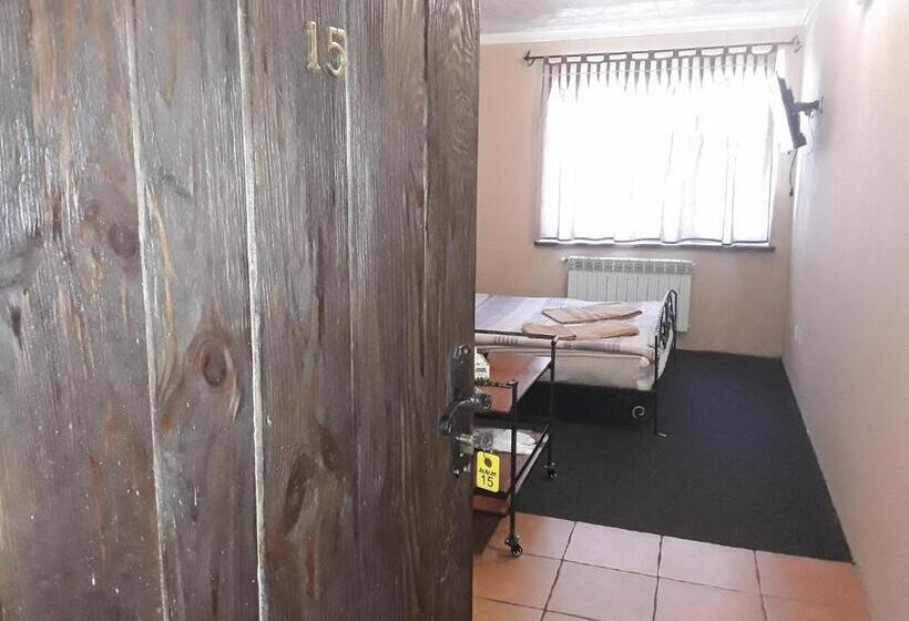 מיטת קינג בסוויטה, Motel Ararat