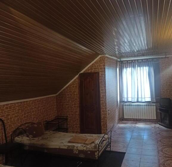 חדר קלאסי לשלושה, Motel Ararat