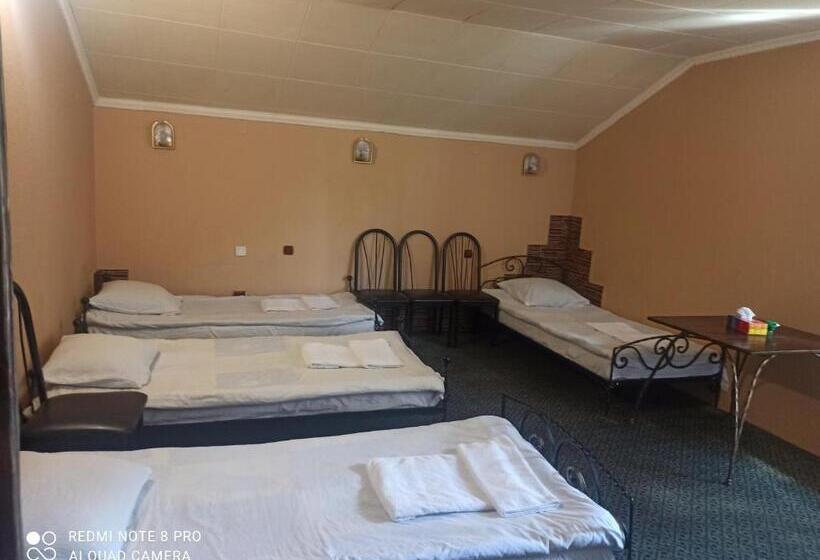 חדר קלאסי לארבעה, Motel Ararat