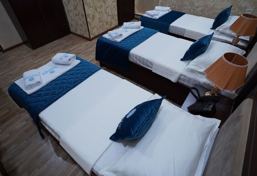 غرفة كلاسيكية ثلاثية, Sapphire