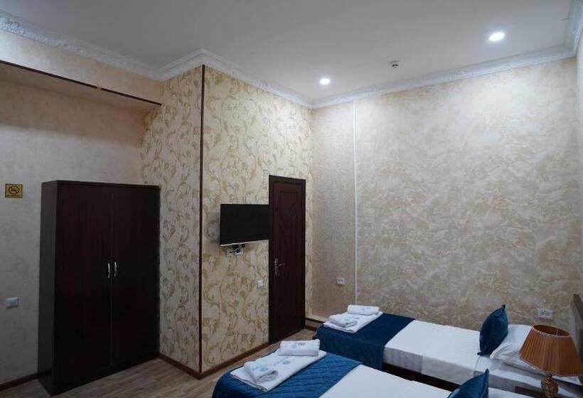 غرفة كلاسيكية ثلاثية, Sapphire