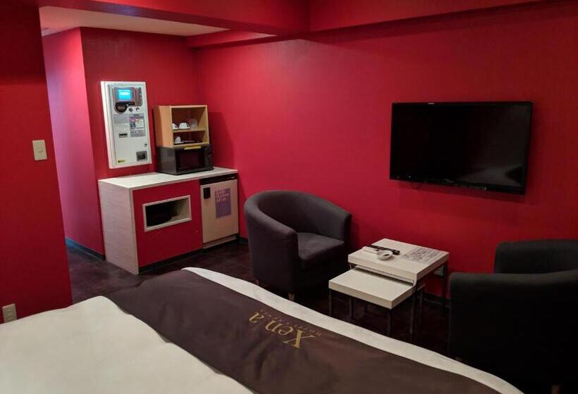 חדר אקונומי, Xenia Mikumo