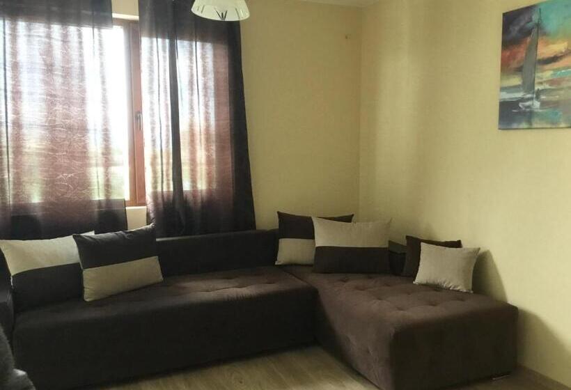 Apartamento 1 Dormitório com Terraço, къща за гости емона,обзор