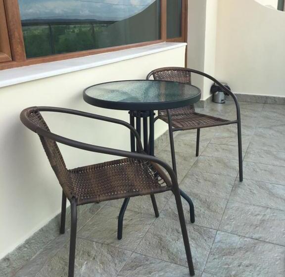 Apartamento 1 Dormitório com Terraço, къща за гости емона,обзор