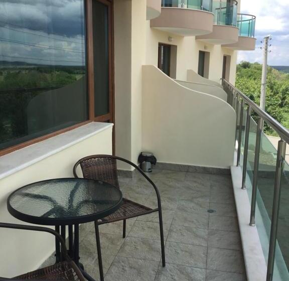 آپارتمان 1 خوابه با تراس, къща за гости емона,обзор