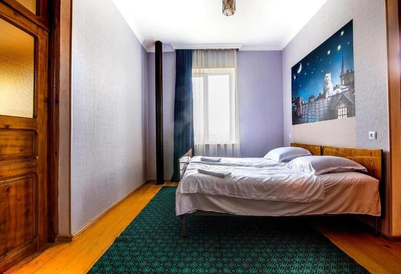 اتاق استاندارد چهارنفره با بالکن, Tomas Kokhi