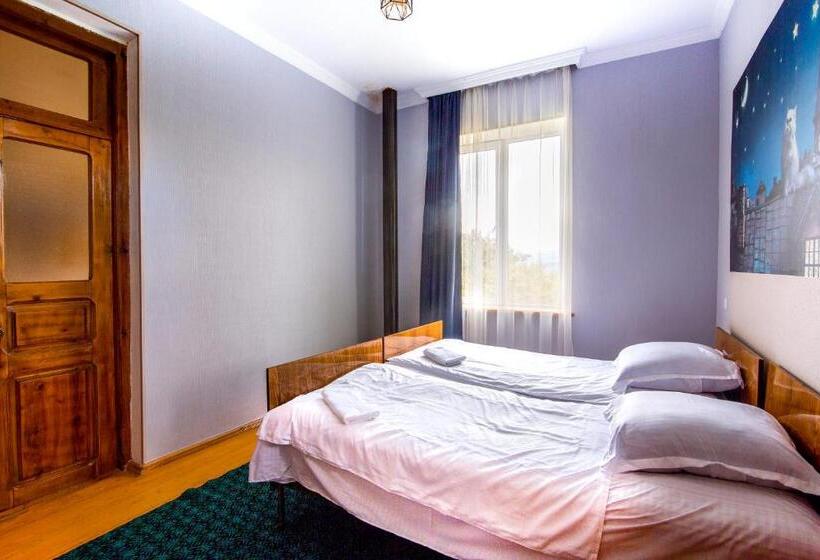 اتاق استاندارد چهارنفره با بالکن, Tomas Kokhi