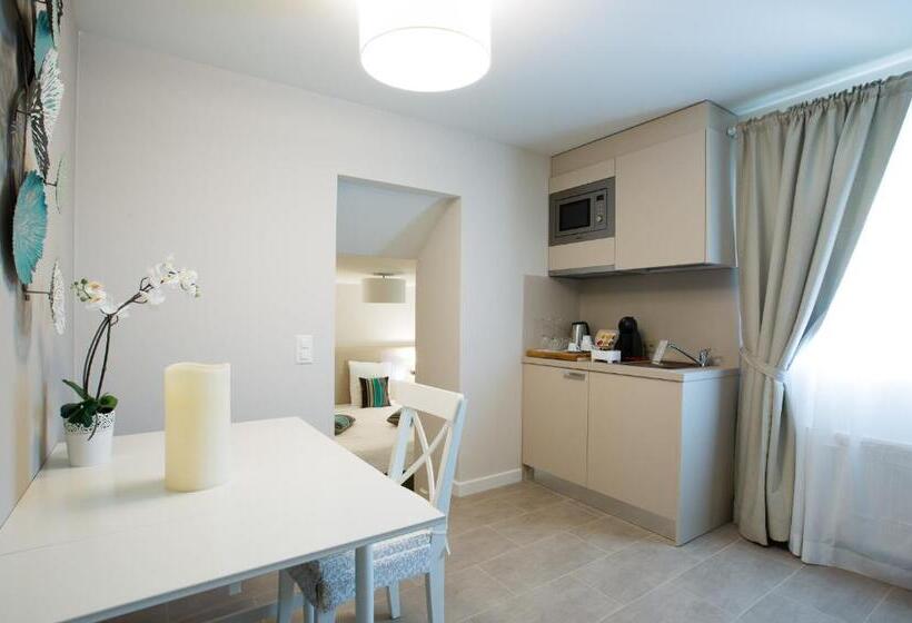 标准工作室, Auberge Des Grands Bois