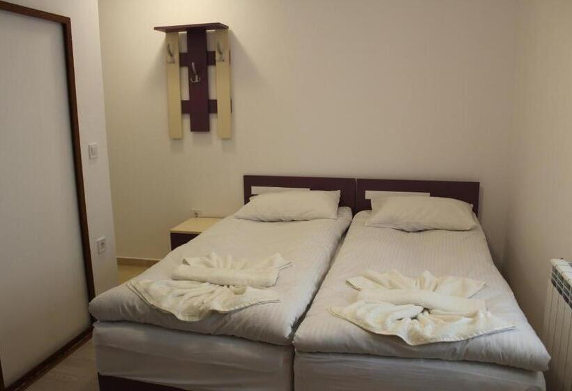 חדר סטנדרט לשלושה, къща за гости мишурови