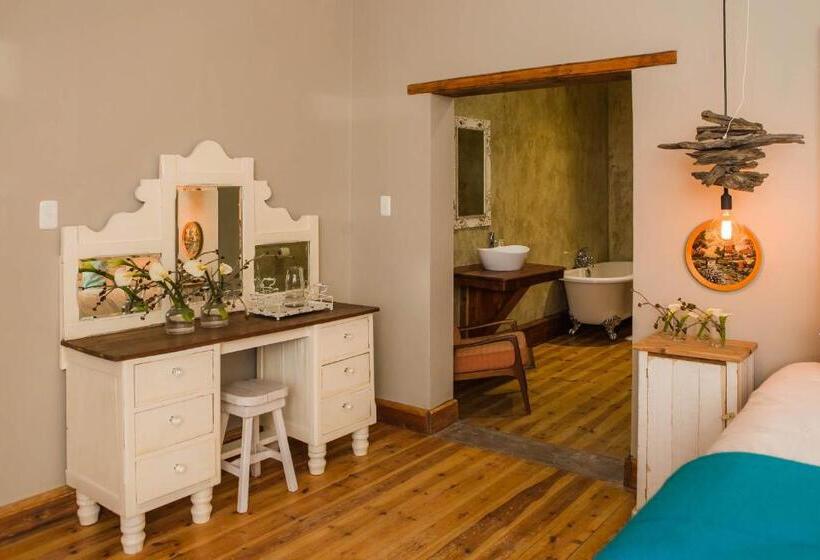 Номер Стандарт Вид на Бассейн, Three Birds Country House