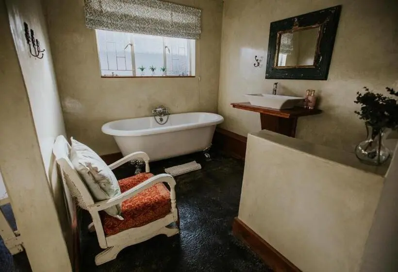 キングサイズベッドのスーペリアルーム, Three Birds Country House