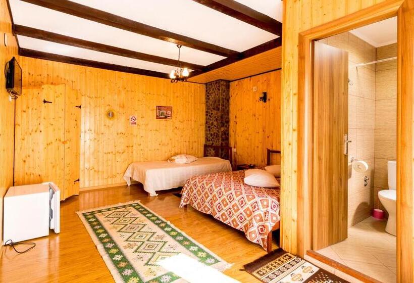 庭の見えるスタンダードトリプルルーム, Pensiunea La Maria Lu  Sandoiu