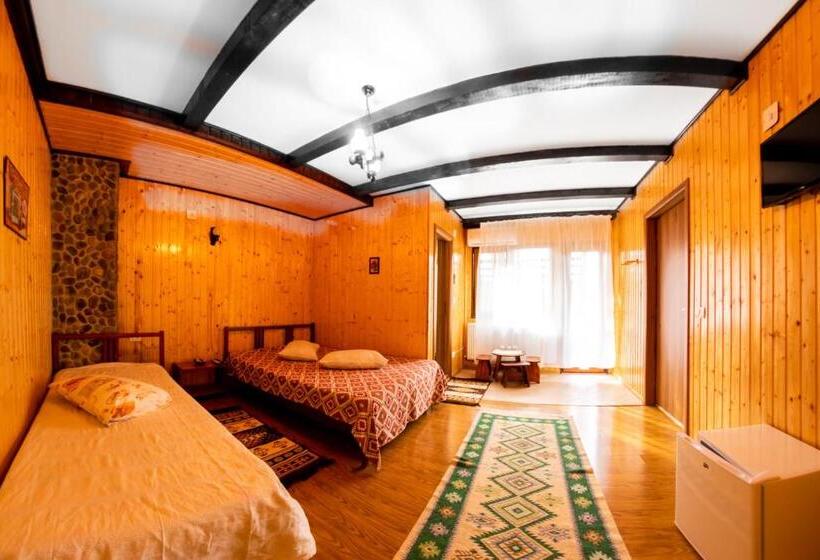 庭の見えるスタンダードトリプルルーム, Pensiunea La Maria Lu  Sandoiu