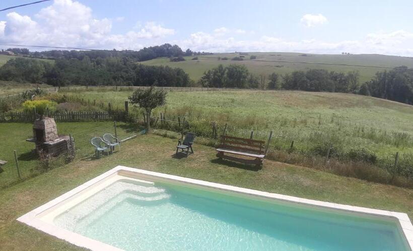 חדר סטנדרט לשלושה עם נוף לבריכה, La Ferme Du Bouton D Or