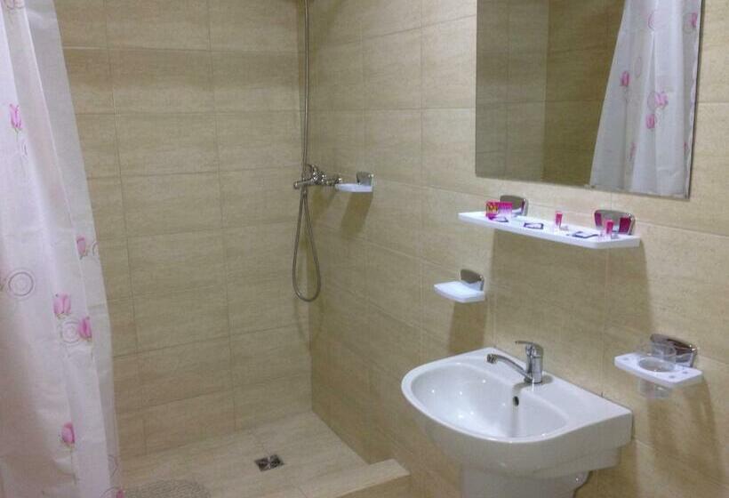 스탠다드 트리플 룸, Adial