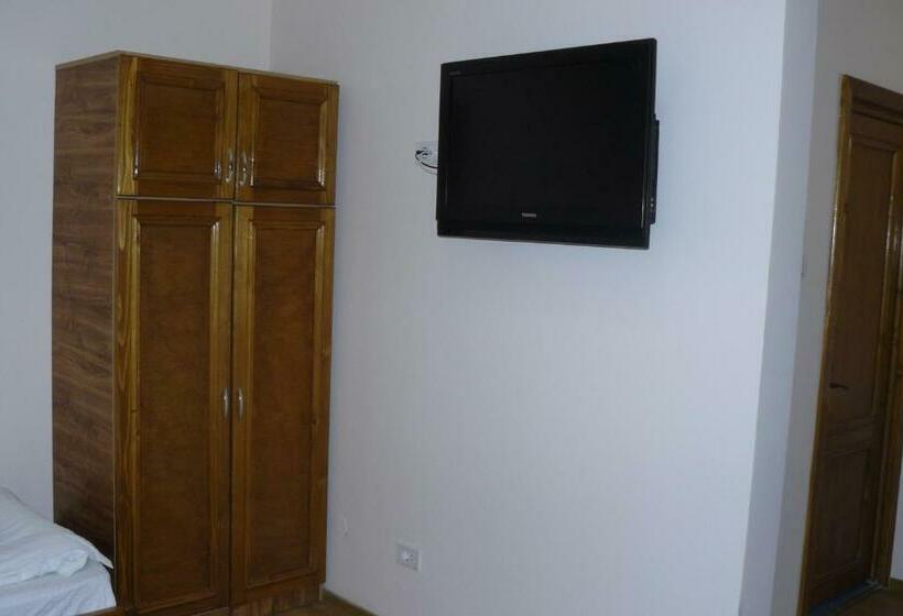 스탠다드 트리플 룸, Adial