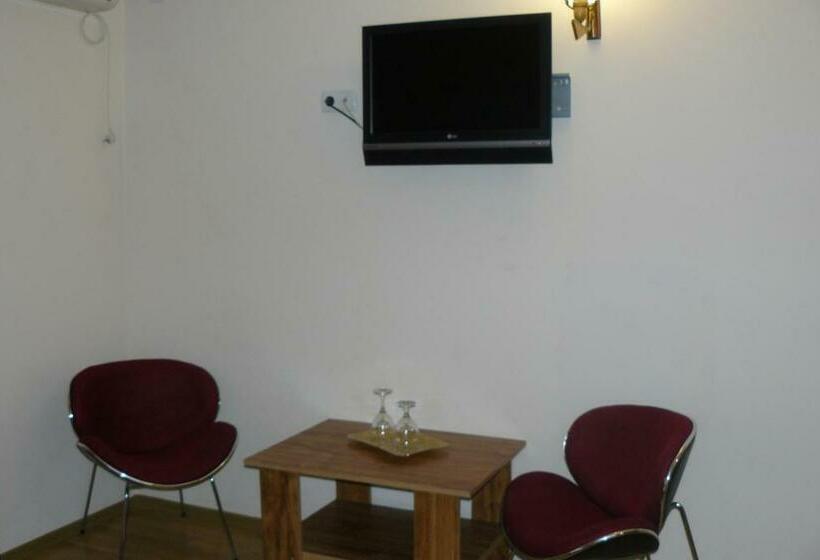 수피리어 룸, Adial