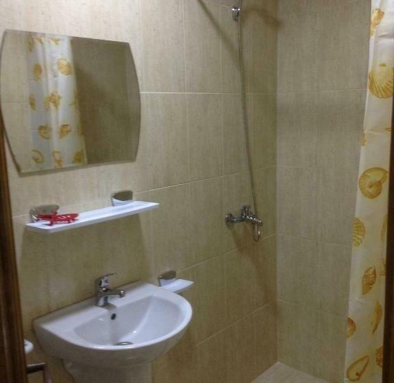 수피리어 룸, Adial