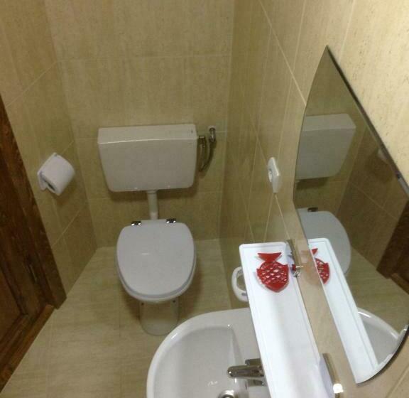 수피리어 룸, Adial