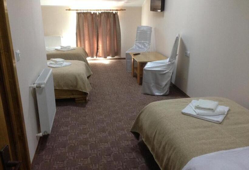 수피리어 트리플 룸, Adial