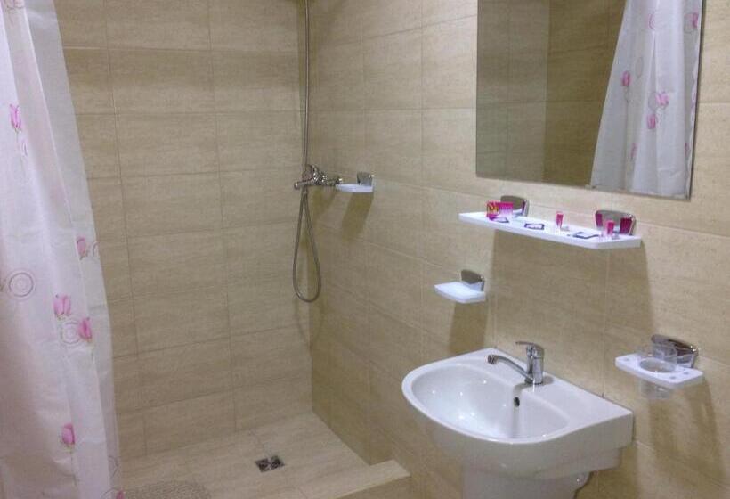 수피리어 트리플 룸, Adial