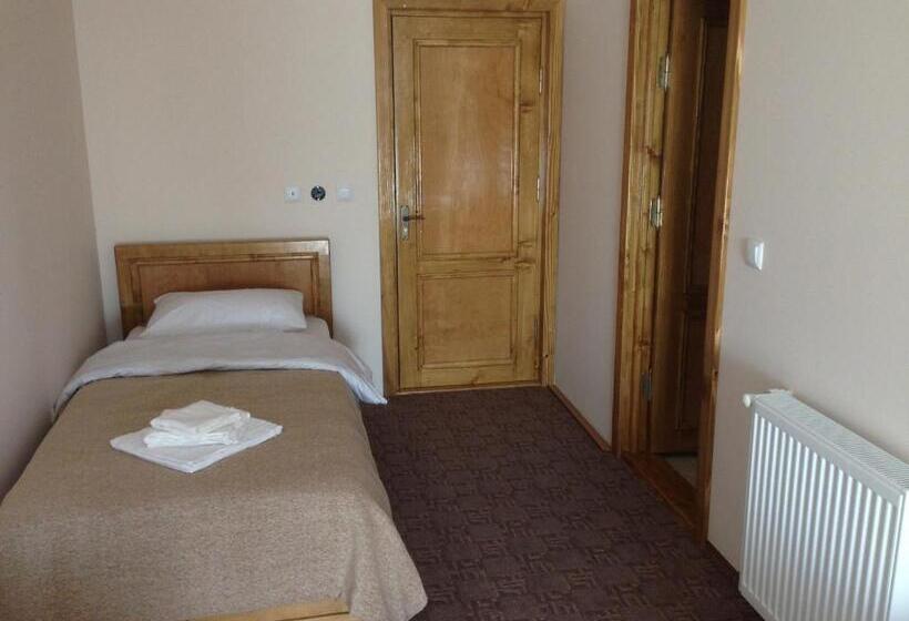 수피리어 트리플 룸, Adial