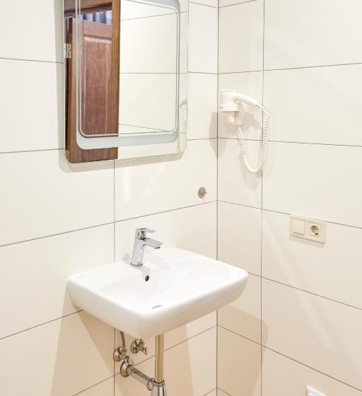 חדר משפתחתי סופריור, Korona