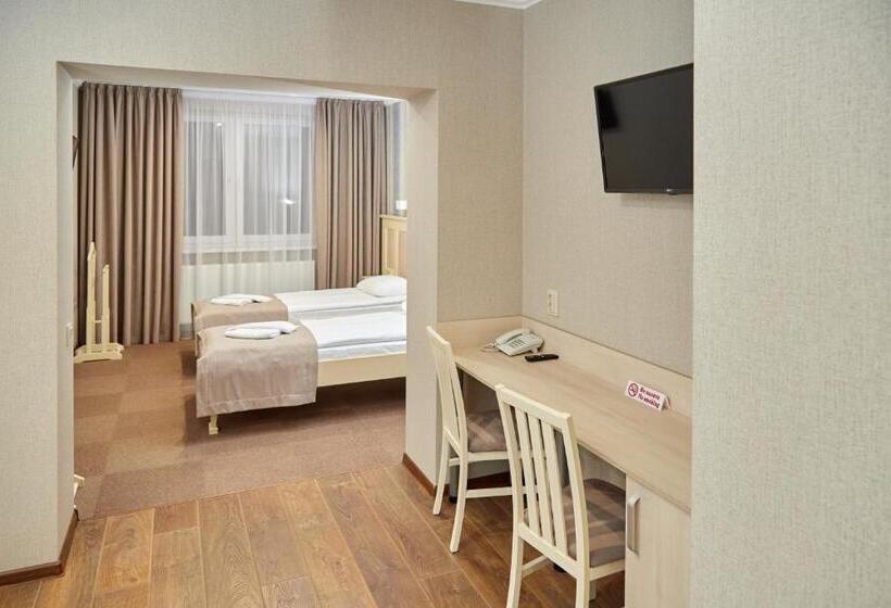 חדר סופריור לשלושה, Korona