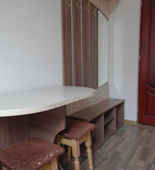 חדר אקונומי לשלושה, Alekselena