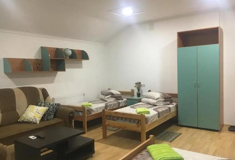 スタンダード４人部屋, Alekselena