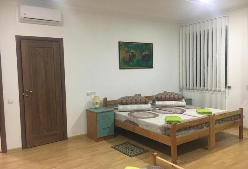 חדר סטנדרט לארבעה, Alekselena