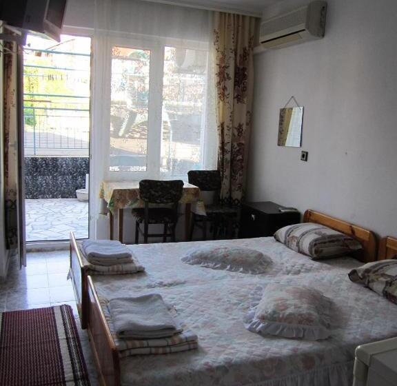 חדר סטנדרט לארבעה, Central Guesthouse