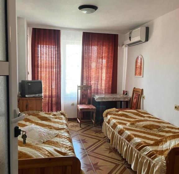 חדר סטנדרט לארבעה, Central Guesthouse