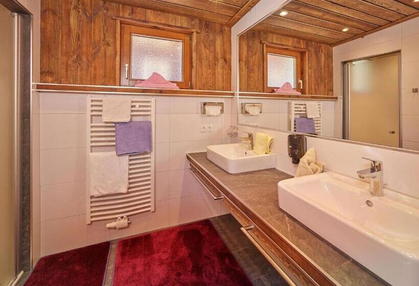 Апартаменты 2 Спальни с Балконом, Haus Erbhof