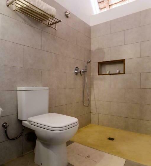 بانگلوی استاندارد, Auberge De La Table