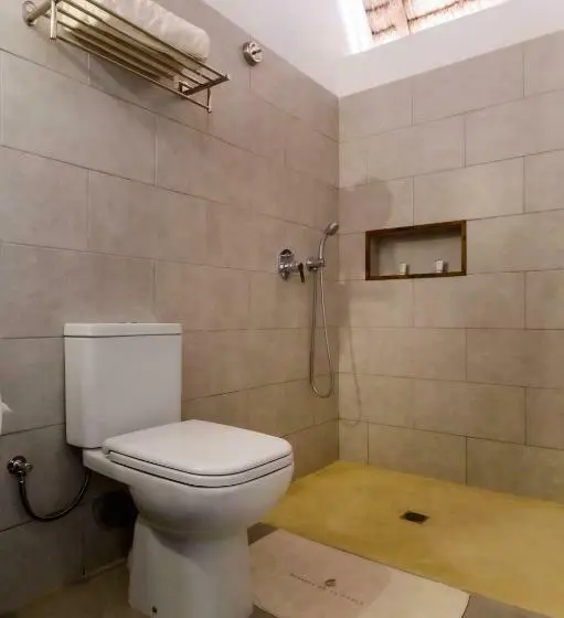 بانگلوی استاندارد, Auberge De La Table