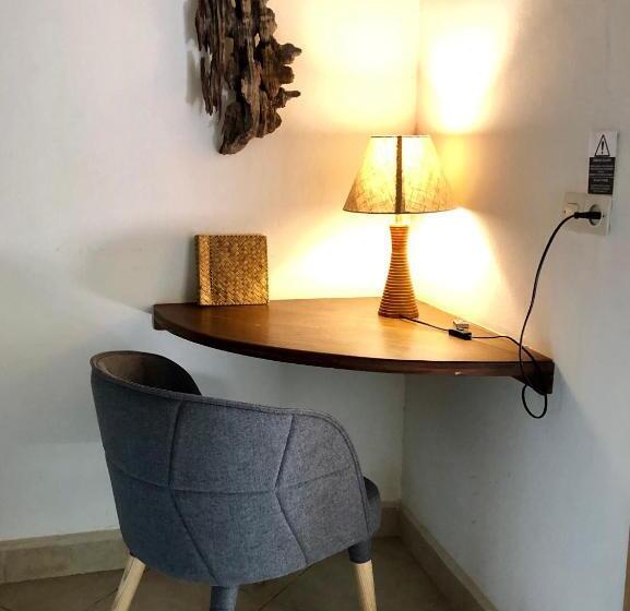 بانگلوی استاندارد, Auberge De La Table