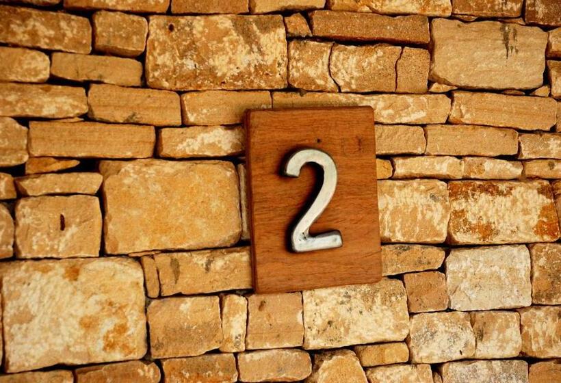 بانگلوی سوپریور, Auberge De La Table